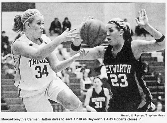 Maroa-Forsyth's Carmen Hatton dives to save a ball